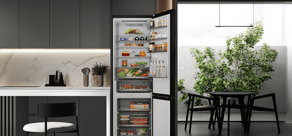 LODÓWKA LG GBBW322CEV Dolna część otwartej zamrażarki lodówki LG, z trzema przezroczystymi szufladami wypełnionymi produktami mrożonymi. Niebieskie strzałki wewnątrz komory ilustrują cyrkulację chłodnego powietrza, podkreślając równomierne mrożenie we wszystkich strefach Multi Air Flow LG równomierna cyrkulacja powietrza bezszronowa technologia brak szronu koniec rozmrażania świeżość produktów technologia chłodzenia LG