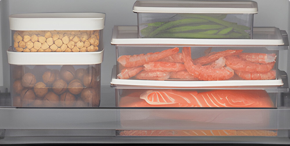 LODÓWKA LG GBBSJ2CCPY Zbliżenie na półkę zamrażarki z przezroczystymi pojemnikami, w których znajdują się m.in. orzechy, kulki ciasta, fasolka szparagowa, krewetki i filet z łososia. Uporządkowane pojemniki pokazują, że przestrzeń zamrażarki lodówki LG pozwala na estetyczne i higieniczne przechowywanie różnorodnych mrożonek Total No Frost skuteczne chłodzenie bez szronu brak lodu stabilna temperatura równomierny obieg powietrza dłuższa świeżość produktów bez rozmrażania