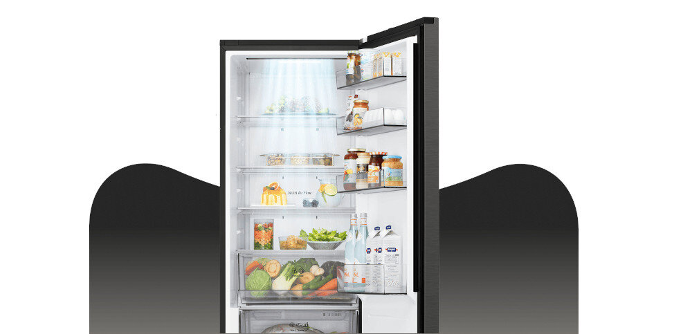 LODÓWKA LG GBBSJ2CCEP Grafika przedstawia otwartą lodówkę LG z górną chłodziarką, wypełnioną jedzeniem rozmieszczonym na półkach, w szufladach i na balkonikach drzwi. Jasne oświetlenie LED w górnej części komory równomiernie rozjaśnia wnętrze, eksponując świeże warzywa, owoce, napoje oraz produkty w opakowaniach kartonowych i słoikach DoorCooling+ LG szybkie chłodzenie równomierne chłodzenie chłodzenie drzwi świeżość żywności chłodne napoje technologia LG lepsza cyrkulacja powietrza dłuższa świeżość