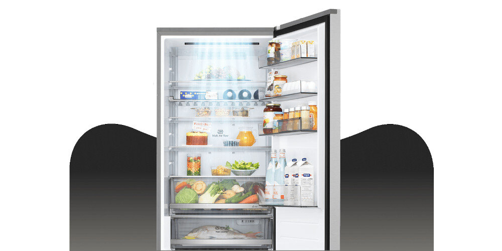 LODÓWKA LG GBBSJ20ESW Grafika przedstawia otwartą lodówkę LG z górną chłodziarką, wypełnioną jedzeniem rozmieszczonym na półkach, w szufladach i na balkonikach drzwi. Jasne oświetlenie LED w górnej części komory równomiernie rozjaśnia wnętrze, eksponując świeże warzywa, owoce, napoje oraz produkty w opakowaniach kartonowych i słoikach DoorCooling+ LG szybkie chłodzenie równomierne chłodzenie chłodzenie drzwi świeżość żywności chłodne napoje technologia LG lepsza cyrkulacja powietrza dłuższa świeżość