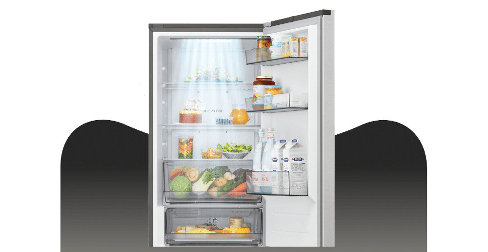 LODÓWKA LG GBBSJ11EPY Grafika przedstawia otwartą lodówkę LG z górną chłodziarką, wypełnioną jedzeniem rozmieszczonym na półkach, w szufladach i na balkonikach drzwi. Jasne oświetlenie LED w górnej części komory równomiernie rozjaśnia wnętrze, eksponując świeże warzywa, owoce, napoje oraz produkty w opakowaniach kartonowych i słoikach DoorCooling+ LG szybkie chłodzenie równomierne chłodzenie chłodzenie drzwi świeżość żywności chłodne napoje technologia LG lepsza cyrkulacja powietrza dłuższa świeżość