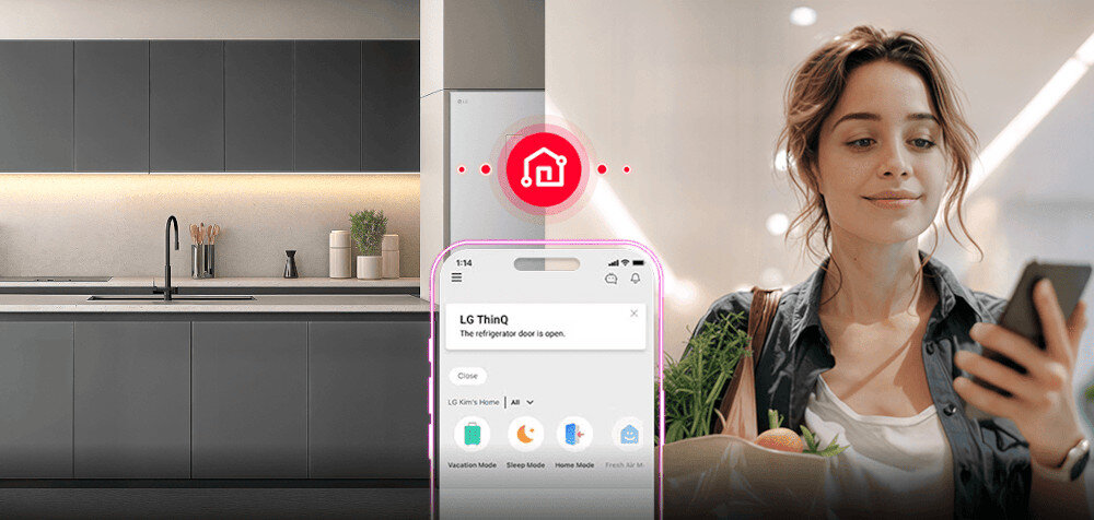 LODÓWKA LG GBBSJ11EPY AI Po lewej stronie widać nowoczesną kuchnię z zabudowaną lodówką LG, po prawej kobietę wracającą z zakupów i sprawdzającą smartfon. Na środku umieszczono ekran telefonu z aplikacją LG ThinQ oraz ikonę domu połączoną kropkowaną linią z lodówką, co symbolizuje zdalne sterowanie i powiadomienia, np. o niedomkniętych drzwiach