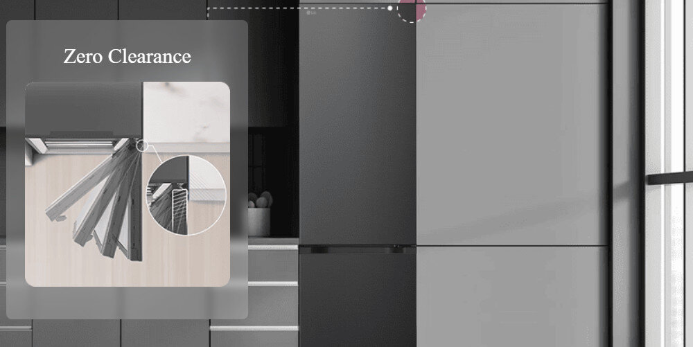 Obraz przedstawia czarną lodówkę w zabudowie kuchennej z napisem \'Zero Clearance\'. W lewym górnym rogu znajduje się grafika pokazująca otwieranie drzwi lodówki bez potrzeby dodatkowej przestrzeni.