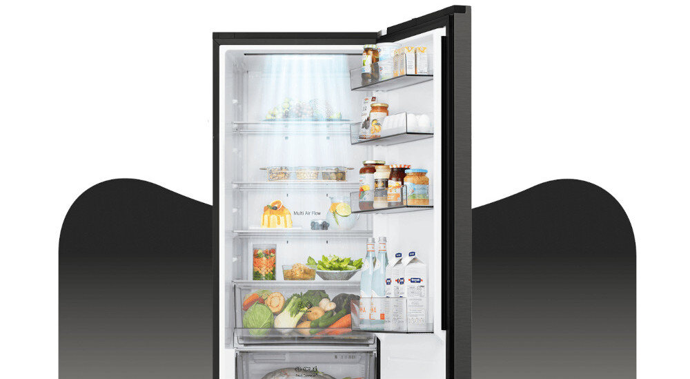 Otwarta czarna lodówka z widocznymi półkami wypełnionymi różnorodnymi produktami spożywczymi, takimi jak warzywa, napoje i słoiki. Wewnątrz lodówki znajduje się oświetlenie LED.