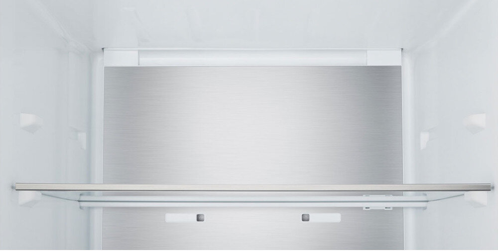 LODÓWKA LG GBBS727AEV Wnętrze lodówki LG z widocznym tylnym panelem „Metal Fresh” wykonanym z jasnego metalu, umieszczonym między szklanymi półkami. Panel ten akumuluje chłód i pomaga stabilizować temperaturę wewnątrz chłodziarki, aby żywność dłużej zachowała świeżość panel Metal Fresh tylna ściana