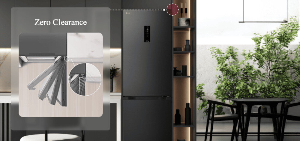 LODÓWKA LG GBBSJ11DEP Grafika przedstawia zabudowaną lodówkę LG w eleganckiej, szarej kuchni z dużym, jasnym oknem po prawej stronie. Po lewej stronie umieszczono półprzezroczysty panel z napisem „Zero Clearance” i ilustracją otwierających się drzwi chłodziarki, podkreślającą możliwość pełnego wysuwania szuflad bez konieczności zachowywania dodatkowego odstępu od ściany czy mebli Zero Clearance lodówka przy ścianie zawiasy Zero Clearance