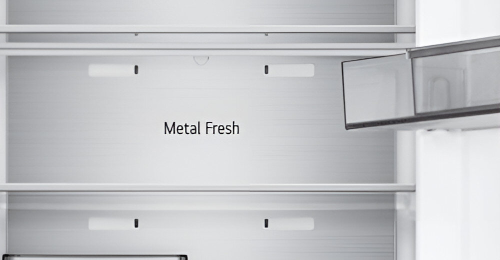 LODÓWKA LG GBBS525CPY Wnętrze lodówki LG z widocznym tylnym panelem „Metal Fresh” wykonanym z jasnego metalu, umieszczonym między szklanymi półkami. Panel ten akumuluje chłód i pomaga stabilizować temperaturę wewnątrz chłodziarki, aby żywność dłużej zachowała świeżość panel Metal Fresh tylna ściana