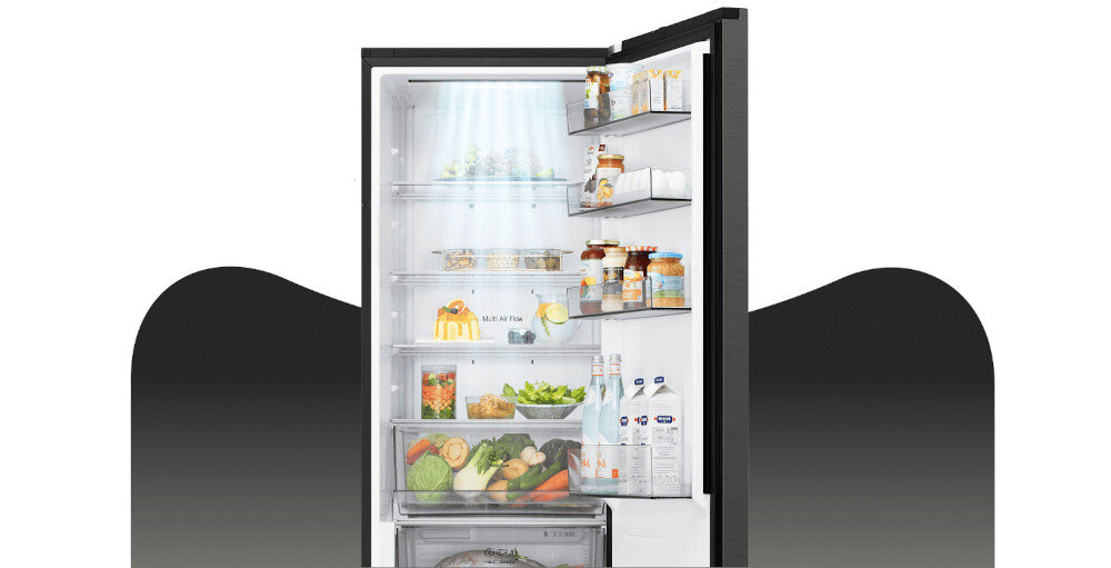 LODÓWKA LG GBBS525CEV Grafika przedstawia otwartą lodówkę LG z górną chłodziarką, wypełnioną jedzeniem rozmieszczonym na półkach, w szufladach i na balkonikach drzwi. Jasne oświetlenie LED w górnej części komory równomiernie rozjaśnia wnętrze, eksponując świeże warzywa, owoce, napoje oraz produkty w opakowaniach kartonowych i słoikach DoorCooling+ LG szybkie chłodzenie równomierne chłodzenie chłodzenie drzwi świeżość żywności chłodne napoje technologia LG lepsza cyrkulacja powietrza dłuższa świeżość