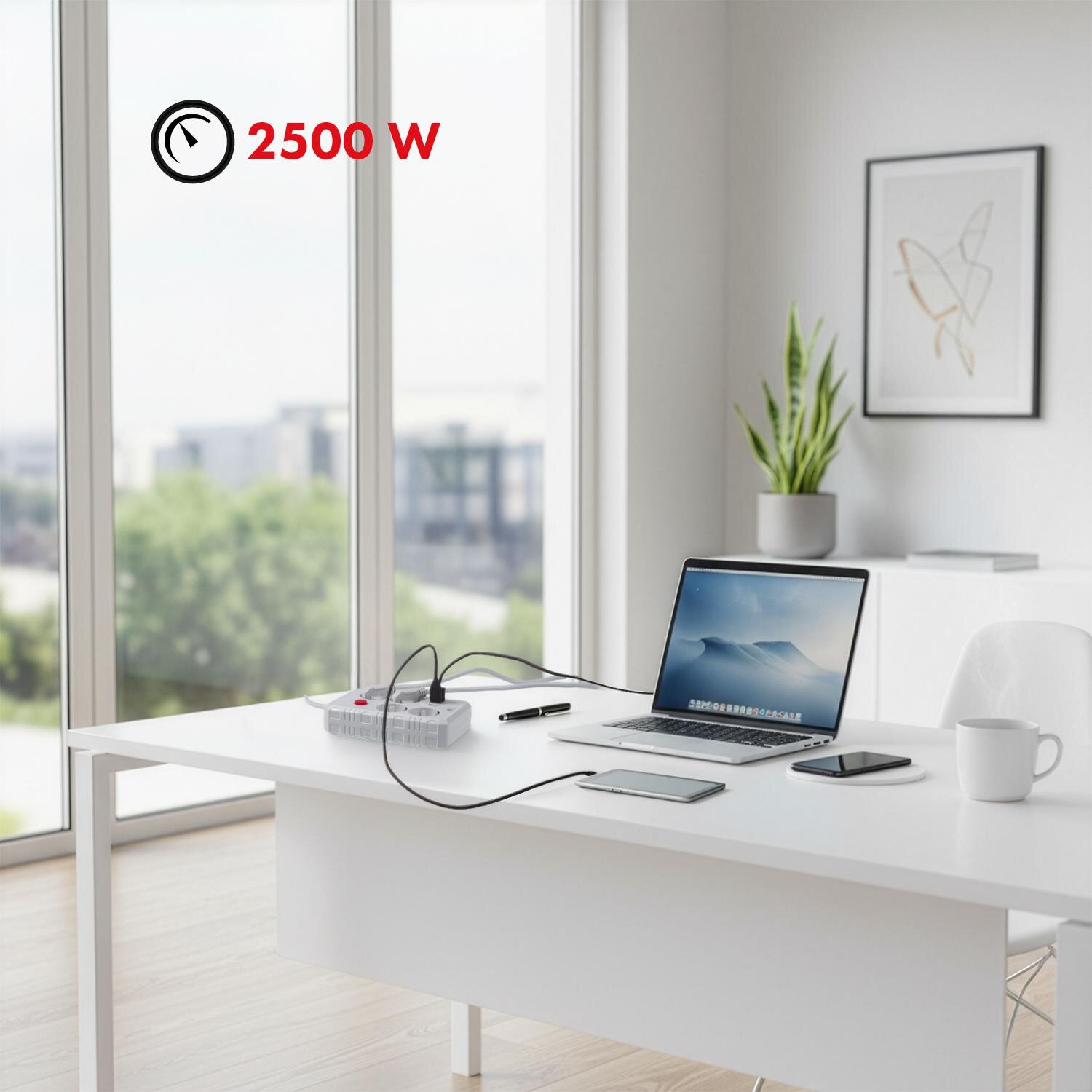 Na białym biurku znajduje się laptop, telefon, tablet, kubek i listwa zasilająca z podłączonymi kablami. W tle widoczne są duże okna z widokiem na zewnątrz oraz napis \'2500 W\'.