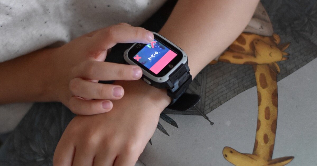 Smartwatch KIDIZ Basic Dziecko gra w grę matematyczną na smartwatchu KiDiZ Watch.