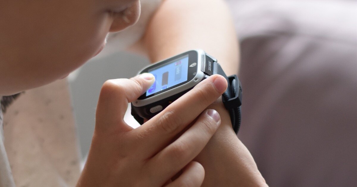 Smartwatch KIDIZ Basic Chłopiec nagrywający wiadomość głosową na smartwatchu KiDiZ Watch.