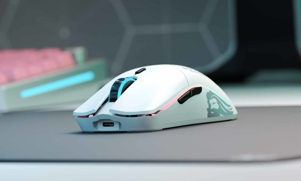 GLORIOUS PC Model O- Wireless GLORIOUS PC Model O mechaniczne przełączniki Omron 80 milionów kliknięć - mysz na podkładce na biurku, w tle klawiatura