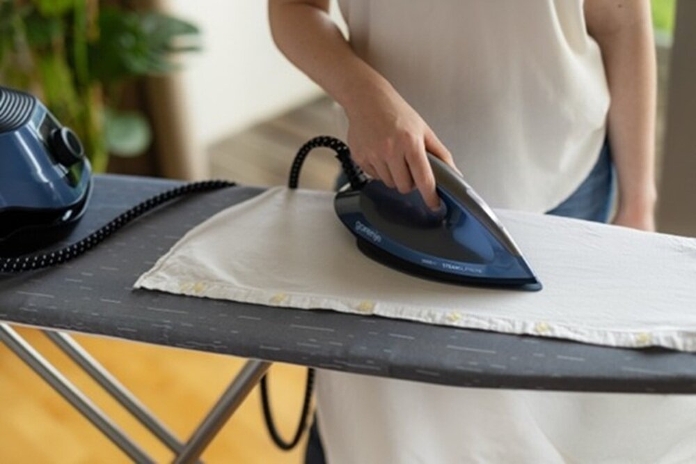 Generator pary GORENJE SGD3000BBK ciągły strumien pary, wydajny, wnika w tkaninę, łatwe prasowanie