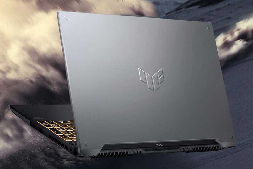 ASUS TUF Gaming F16 widok z góry na ciemnej powierzchni w dynamicznym tle z rozmazanymi liniami światła prezentujący wydajność gamingową z logo TUF na pokrywie dla graczy wymagających wysokiej mocy obliczeniowej i militarnej wytrzymałości - Intel Core NVIDIA GeForce RTX z serii 40 Pamięć RAM DDR4