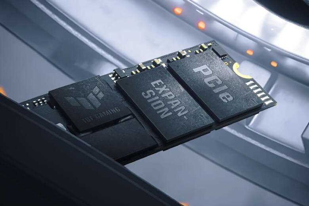 ASUS TUF Gaming F16 z wizualizacją modułów SSD PCIe w metalowych obudowach na blankietach pamięci z napisem TUF Gaming w srebrnym tle ze złocistymi elementami, prezentującym szybkie dyski PCIe 4.0 NVMe z prędkościami odczytu do 7000MB/s dla błyskawicznego ładowania gier - SSD PCIe Gen 4x4 