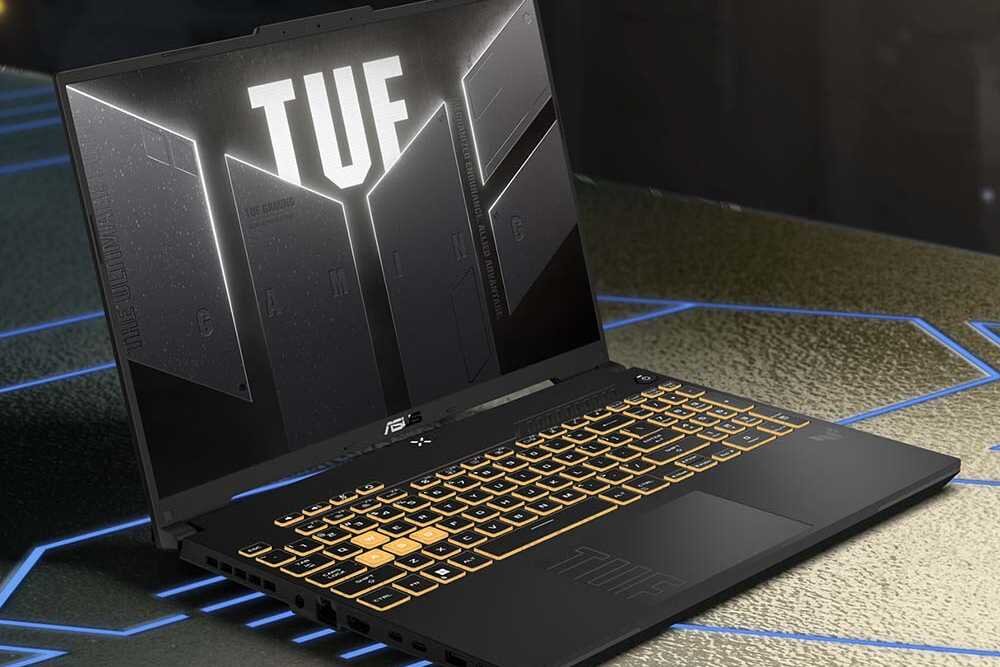 ASUS TUF Gaming F16 z podświetloną klawiaturą RGB na tle niebieskich linii świetlnych i logo TUF na ekranie, prezentującym baterię 56Wh z szybkim ładowaniem i energooszczędną technologią dla długotrwałych sesji gamingowych bez podłączenia do zasilania - 90 Wh USB Type-C