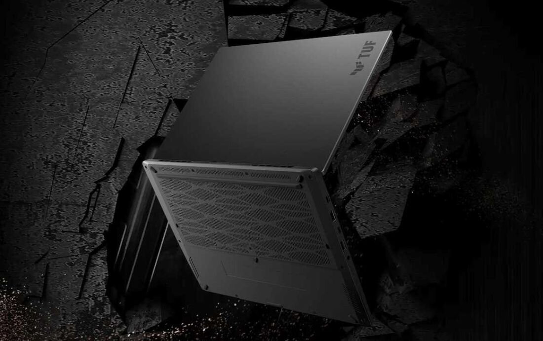 Laptop ASUS TUF Gaming ustawiony na pękniętej powierzchni symbolizuje wytrzymałość potwierdzoną certyfikatem MIL‑STD‑810H – testy MIL-STD-810H z 12 metodami i 26 procedurami obejmującymi wstrząsy wibracje temperatury wilgotność i pył