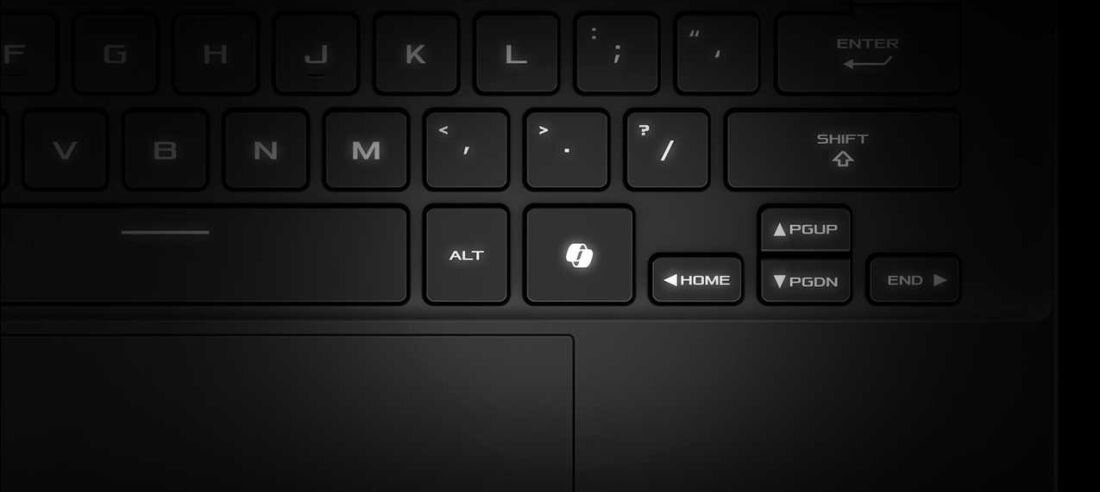 Ekran laptopa ASUS TUF Gaming wyświetla interfejs Copilot wspierający zarządzanie wydajnością podczas pracy i grania – AMD Ryzen 7 260 z NPU XDNA 50 TOPS klasa Copilot+ PC do lokalnych zadań AI bez wysyłania danych do chmury