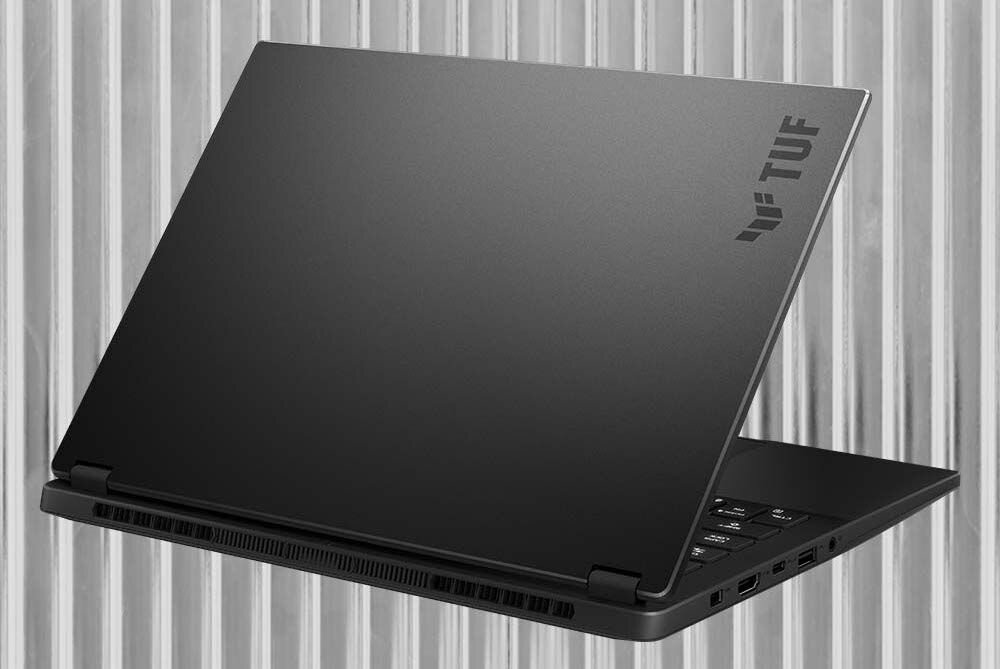 Zamknięty laptop ASUS TUF Gaming pokazany pod kątem eksponuje prostą, masywną obudowę do mobilnego grania – obudowa 14 cali o 21% mniejsza od A16 waga 1,46 kg do gier w plecaku podczas dojazdów i podróży