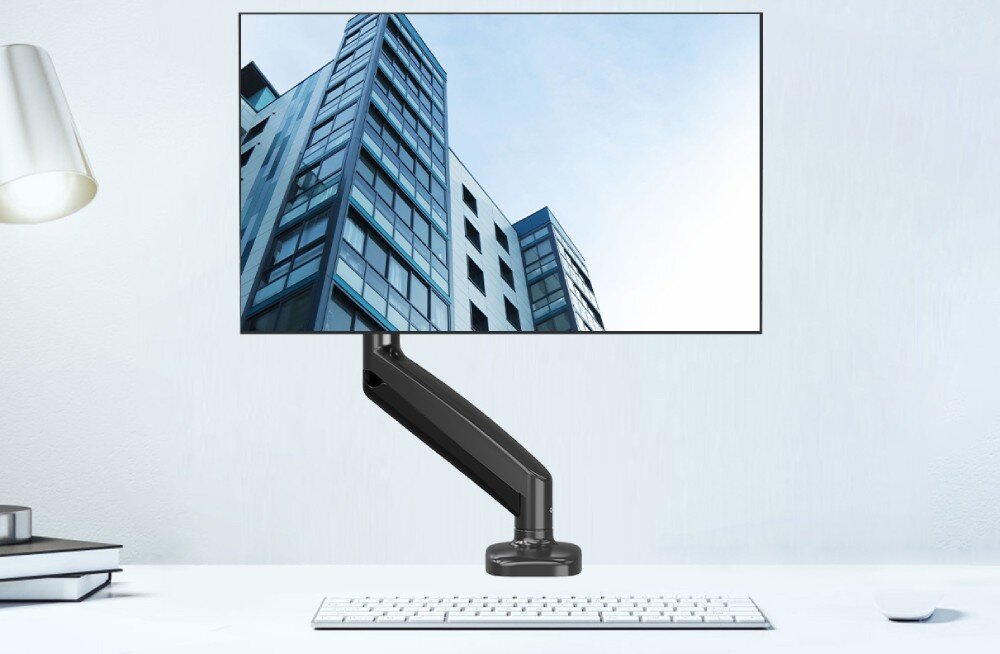 Uchwyt do monitora REDRAGON GMK914 Widok od przodu na monitor wyświetlający zdjęcie nowoczesnego budynku, zamontowany na czarnym ramieniu pośrodku białego biurka z klawiaturą i myszką