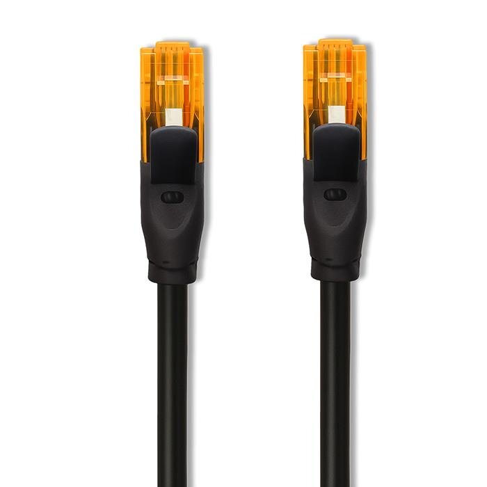Obraz przedstawia dwa czarne kable z końcówkami RJ-45, które mają przezroczyste, pomarańczowe osłony. Kable są ustawione pionowo, a ich końcówki są skierowane w górę.
