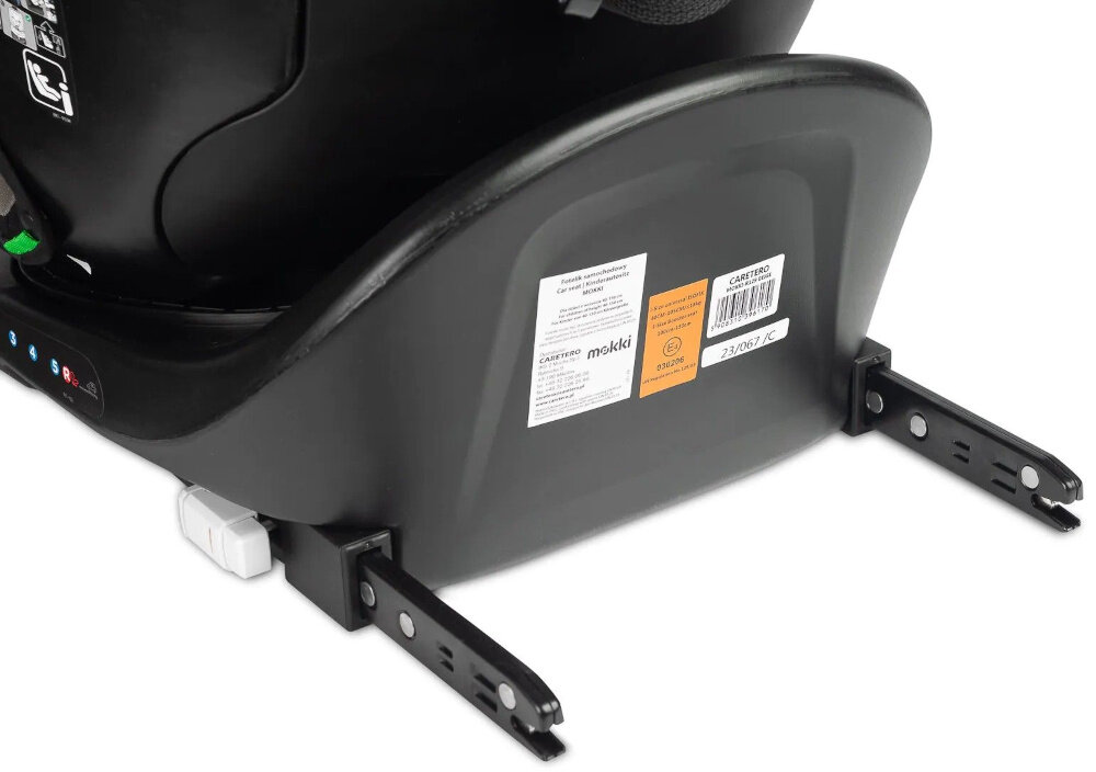 Fotelik samochodowy CARETERO Mokki I-Size 40-150 cm (0-36 kg) Czarno-niebieski zbliżenie na bolce z systemu ISOFIX system ISOFIX Top Tether szybki i prawidłowy montaż specjalne oznaczenia potwierdzają poprawne zapięcie możliwość montażu także pasami samochodowymi wpływa na elastyczność użytkowania