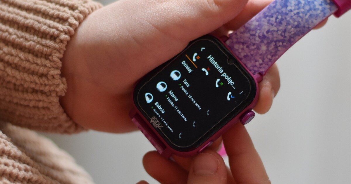 Smartwatch KiDiZ Watch Chat 2.1 widok na ładowarce i na nadgarstku dziecka.