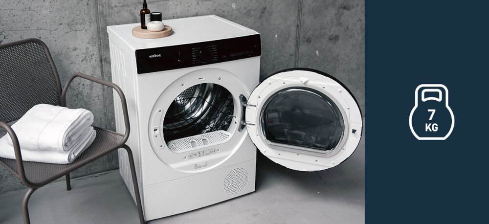 Suszarka VESTFROST VT-FW4EHY70EU Na zdjęciu znajduje się suszarka bębnowa Vestfrost w ciemnym kolorze, przedstawiona z bliska na tle ciemnej ściany. Po prawej stronie grafika informuje o maksymalnej pojemności urządzenia wynoszącej 7 kg kompaktowa do mieszkania do małej łazienki slim 45 cm dla małej rodziny Vestfrost 7 kg