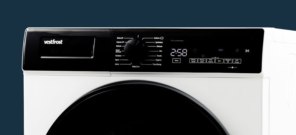 Suszarka VESTFROST VT-FW4EHY70EU Na zdjęciu przedstawiono górną część suszarki bębnowej Vestfrost z czytelnym panelem sterującym i pokrętłem programów. Urządzenie ma elegancki, ciemny front i wyprofilowane boczne ścianki, podkreślające design programy suszenia do bawełny do syntetyków program szybki Shirts 20 Express 34 program Refresh suszenie jeans suszenie outdoor wiele programów