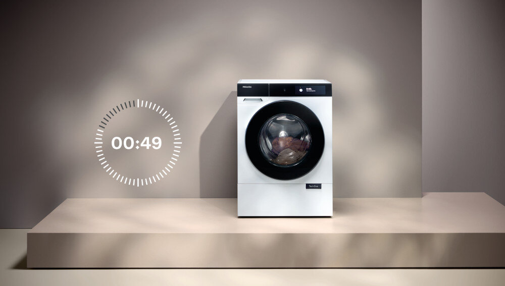 PRALKA MIELE WQ 1000 WPS zdjęcie lifestyle pralka front na stopniu czas 49 minut szybkie skutecznie pranie QuickPowerWash program