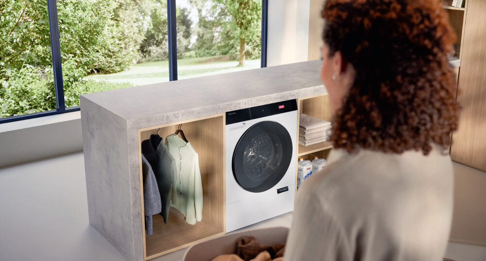 PRALKA MIELE WQ 1000 WPS zdjęcie lifestyle kobieta kosz pranie koszule wieszaki zabudowa Czujnik zbliżeniowy MotionReact rozpoznanie ruchu zbliżenia aktywacja oświetlania wyświetlacza