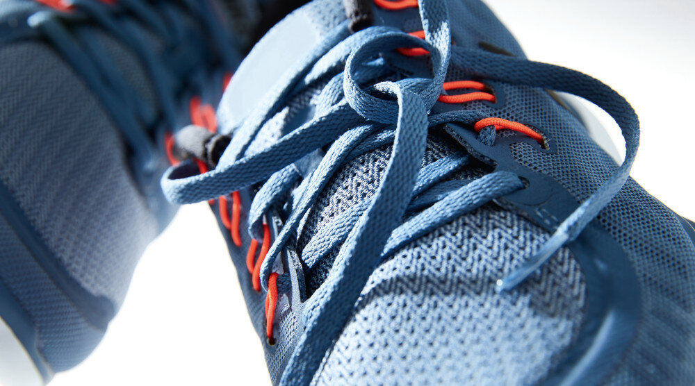 PRALKA MIELE WQ 1000 WPS zdjęcie lifestyle niebieski but pomarańczowe akcenty sznurówki Buty sportowe obuwie łagodne specjalistyczne delikatne skuteczne bez uszkodzeń zniszczeń