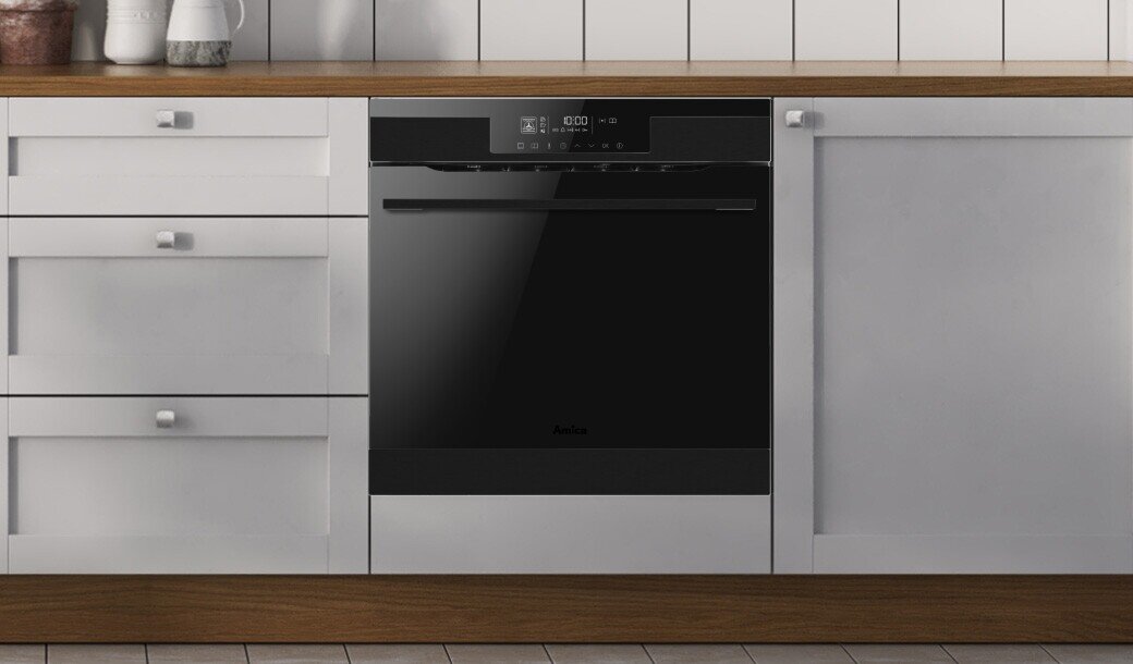 Piekarnik Amica w pozycji zamkniętej w jasnej zabudowie kuchennej z uchwytami