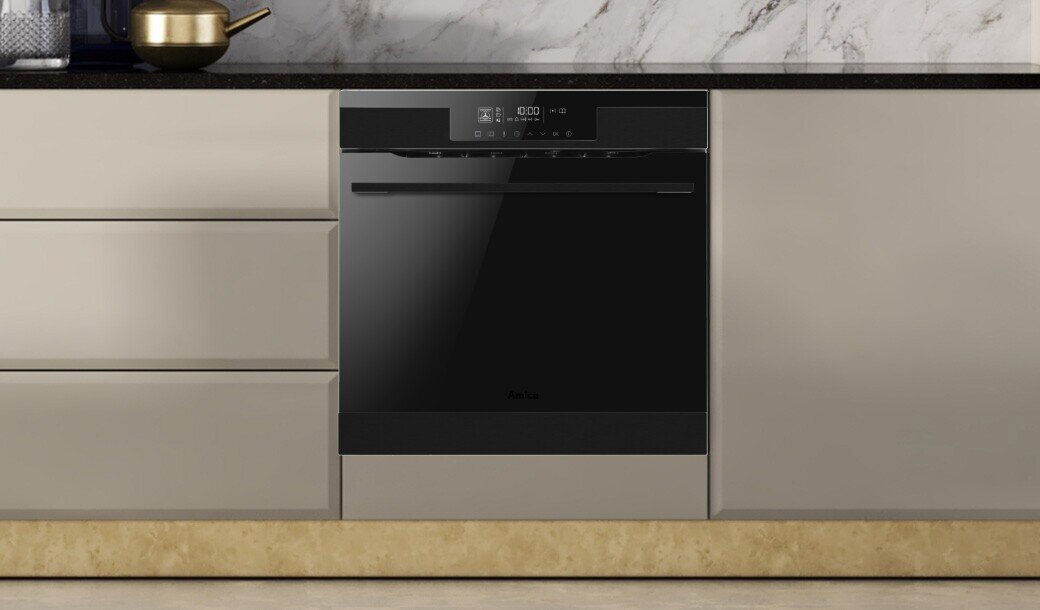 Piekarnik Amica w pozycji zamkniętej w jasnej zabudowie kuchennej bez uchwytów