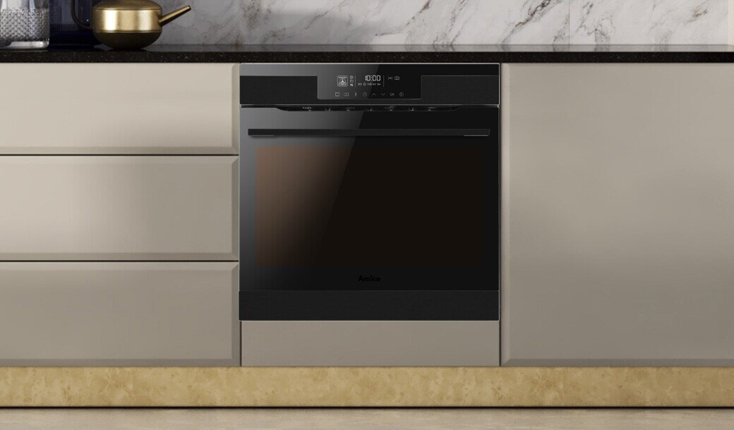 Piekarnik Amica z widocznym oświetleniem wnętrza w jasnej zabudowie kuchennej bez uchwytów