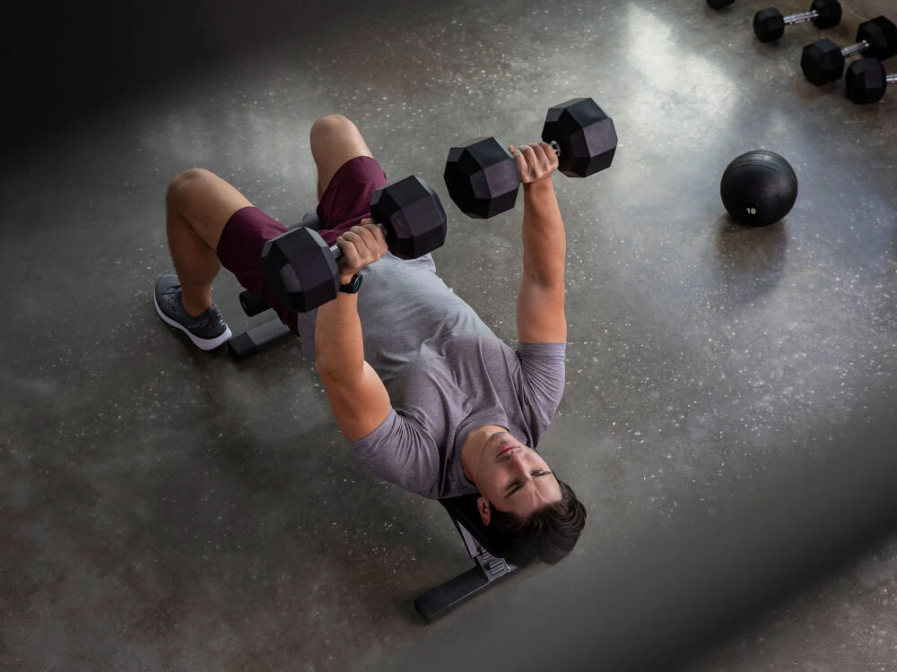 Zegarek sportowy GARMIN Vivoactive 6 osoba podnosząca ciężary ponad 80 aplikacji sportowych funkcje fitness rodzaje aktywności