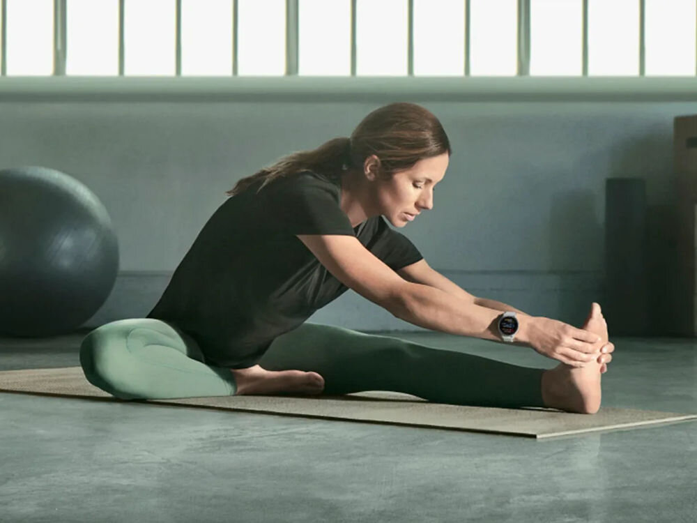 Zegarek sportowy GARMIN Vivoactive 6 osoba rozciągająca się na macie trening siłowy profile aktywności treningi na mobilność parametry biegu generowana moc