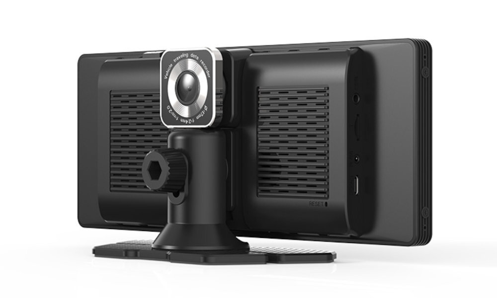 Czarny ekran z zamontowaną kamerą na regulowanym uchwycie. Kamera ma srebrną obwódkę z napisem \'wide viewing angle lens\'.