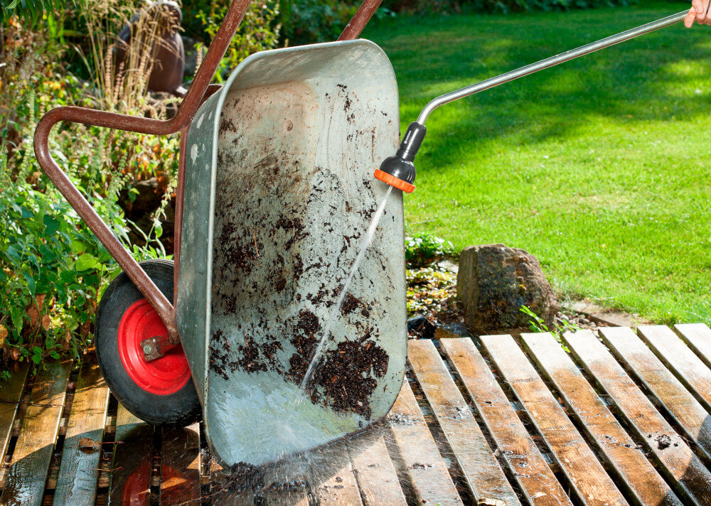 Lanca zraszająca GARDENA Profi-System 2849-20 ogród taras osoba myje taczkę w tle trawnik kwiaty krzewy do skutecznego nawadniania roślin czyszczenia powierzchni w ogrodzie długość 92 cm oszczędza czas komfort pracy
