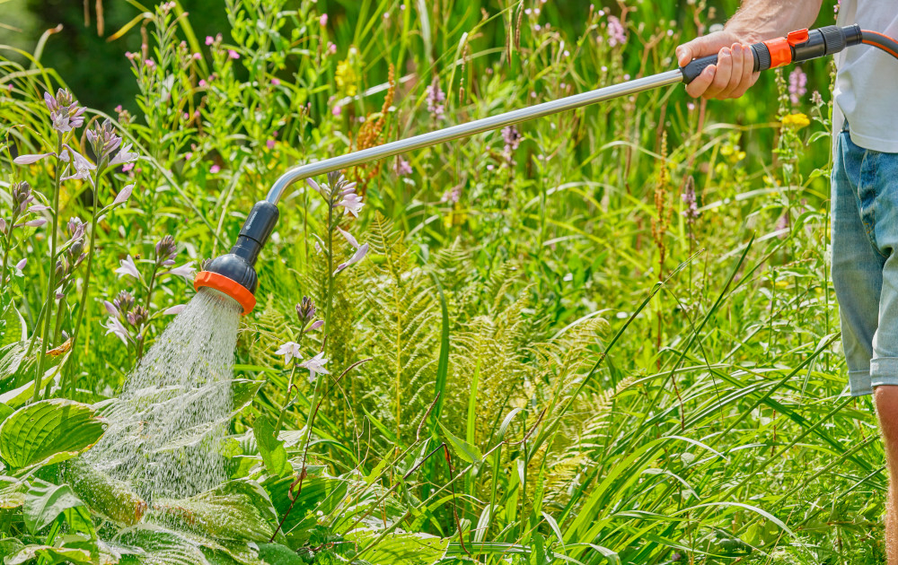 Lanca zraszająca GARDENA Profi-System 2849-20 ogród kwiaty drzewa osoba podlewa rośliny trzy tryby pracy natryskowy zraszający i punktowy dopasowanie przepływu wody do konkretnego zadania zmiana rodzaju strumienia odbywa się płynnie