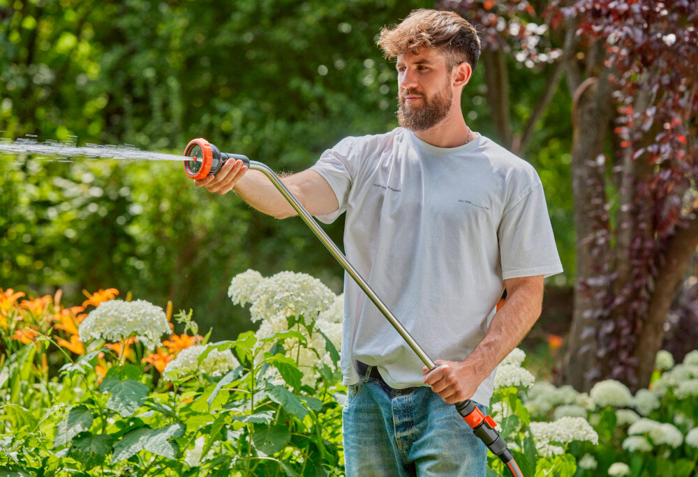 Lanca zraszająca GARDENA Profi-System 2849-20 ogród kwiaty drzewa osoba podlewa rośliny zawór umożliwiający szybkie zamknięcie przepływu wody można przerwać pracę bez konieczności zakręcania kranu wygoda ogranicza zużycie wody
