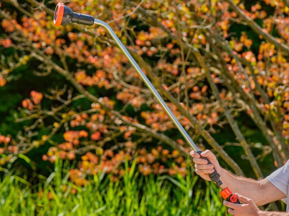 Lanca zraszająca GARDENA Profi-System 2849-20 ogród drzewa osoba łączy lancę z wężem system podłączeniowy GARDENA Profi-System większa moc wyższy przepływ wody do pracy z długimi wężami pompami o dużej wydajności przy podziemnych systemach nawadniających