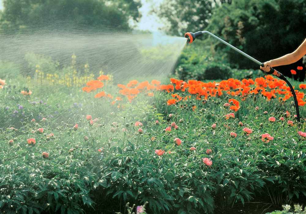 Lanca zraszająca GARDENA Profi-System 2849-20 ogród maki osoba podlewa kwiaty głowica lancy chroniona miękkim gumowym pierścieniem ochrona przed uszkodzeniami mechanicznymi długa żywotność oszczędność na ewentualnych naprawach