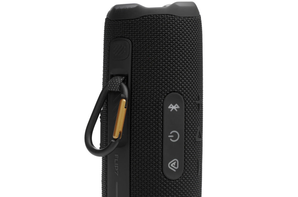 Głośnik mobilny JBL Flip 7 Tomorrowland — system PushLock do łatwego mocowania w podróży, głośnik mobilny z karabińczykiem ustawiony na sztorc na białym tle