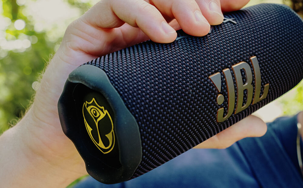 Głośnik mobilny JBL Flip 7 Tomorrowland 35 W — głośne brzmienie na imprezę plenerową, głośnik trzymany w ręku
