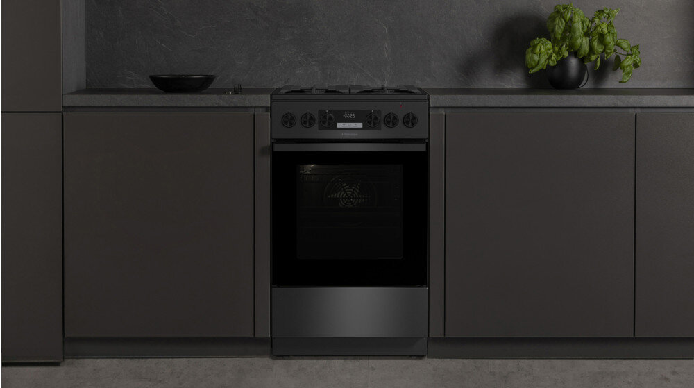 Kuchnia HISENSE HKS5C71BF Oświetlenie wnętrza piekarnika równomiernie oświetlone wnętrze energooszczędna żarówka bez otwierania drzwi  system chłodzenia wydajność niższa temperatura bez ryzyka poparzenia chłodna obudowa bezpieczeństwo ciche Delikatne zamykanie otwieranie bez wysiłku hałasu lekki dotyk płynny domyk komfort design wygląd drzwi czarne szkło estetyka ozdoba kuchni wysoka funkcjonalność gorąca para łatwe szybkie usuwanie zabrudzeń tłuszczu blacha z wodą Steam Clean trwałe solidne mocne eleganckie żeliwne ruszty wygoda przesuwanie garnków włoskie danie chrupiąca pizza wypieczenie górne dolne grzanie pieczenie wysoka temperatura beztłuszczowe zdrowe pieczenie chrupiące bez dodatkowych kalorii złocista skórka mięso ryby