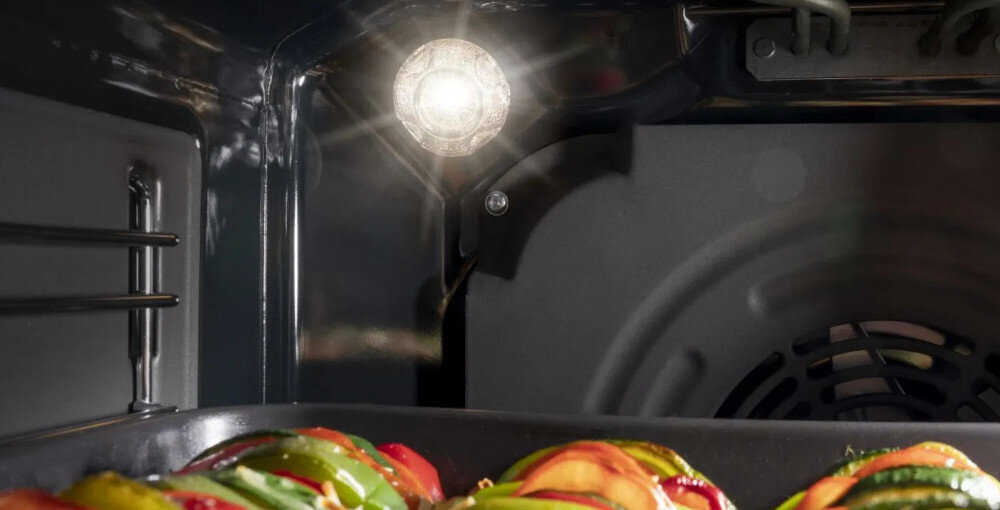 Kuchnia HISENSE HKS5C71BF Oświetlenie wnętrza piekarnika równomiernie oświetlone wnętrze energooszczędna żarówka bez otwierania drzwi komfort wygoda