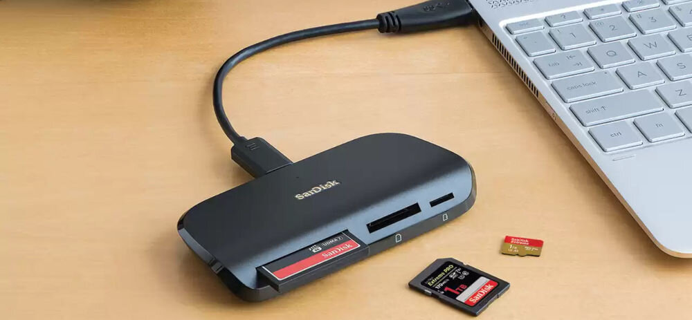 Czytnik kart SANDISK ImageMate PRO USB-C Multi-Card Reader Writer czytnik kart pamięci do SD microSD CompactFlash prezentacja czytnika z włożoną kartą podpięty do laptopa na biurku inne karty