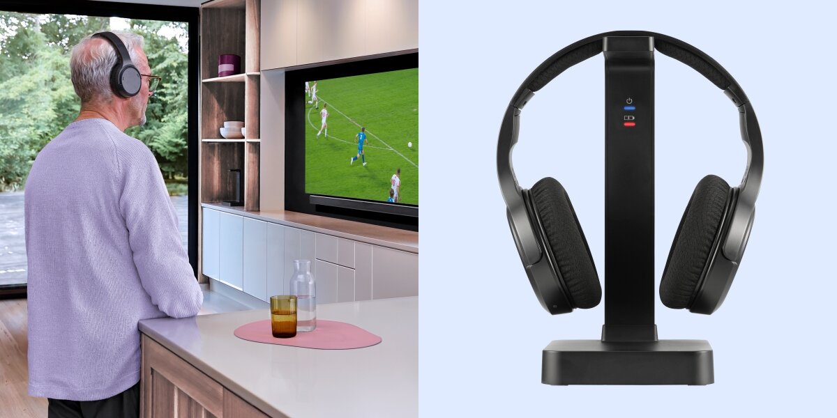 Słuchawki nauszne HAMA Over-Ear Czarny Mężczyzna w słuchawkach ogląda mecz piłki nożnej oraz stacja dokująca z zawieszonymi słuchawkami bezprzewodowymi.