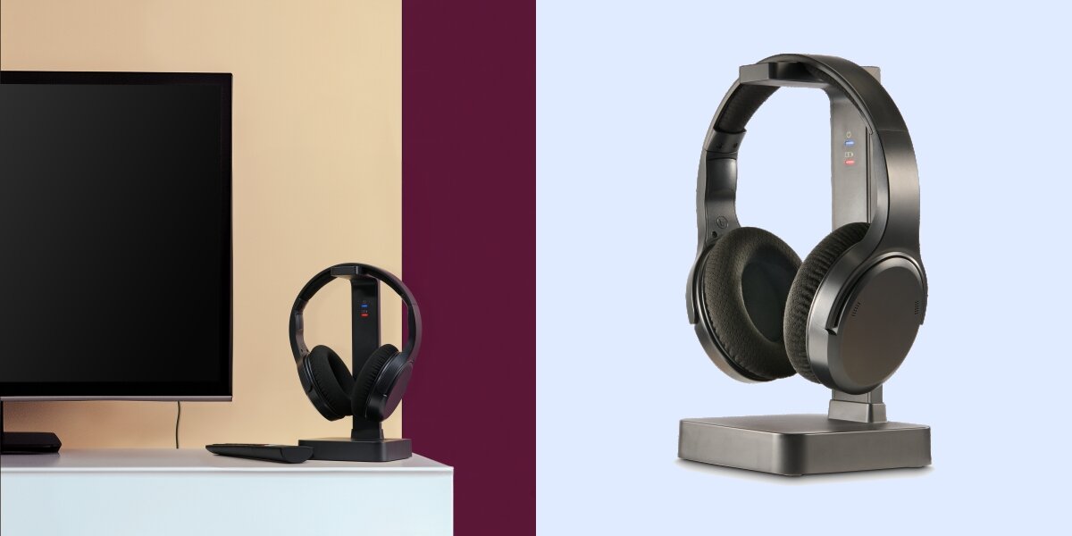 Słuchawki nauszne HAMA Over-Ear Czarny Słuchawki telewizyjne na stacji dokującej stojącej obok telewizora oraz produkt zaprezentowany na jasnym tle.